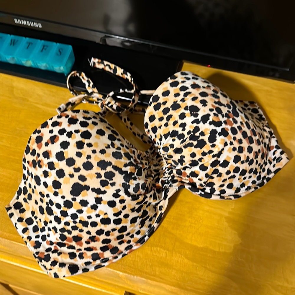 Victoria secret bathing suit top. Approx 36DD